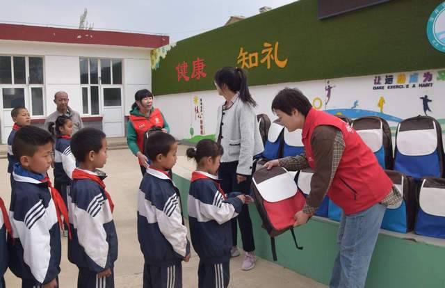 张家口慈善义工联合会助残专委会助力萤火助学计划走进山区小学