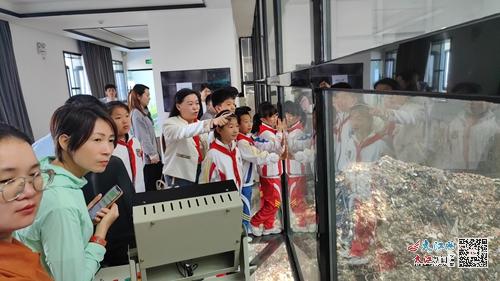 九江小学八里湖校区四 1 中队开展 走进垃圾处理厂 探究 变废为宝 之奥秘 主题校外实践活动