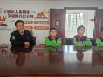 老少同心薪火相传育新人 支部共建交流互鉴促教改 --教科院退休党支部与家庭教育学研究生党支部开展主题党日共建暨关心下一代赠书活动