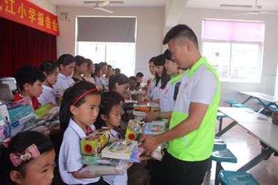 苍南县仁爱志愿者服务中心为凤江小学送上“六一礼物”-新闻中心-温州网